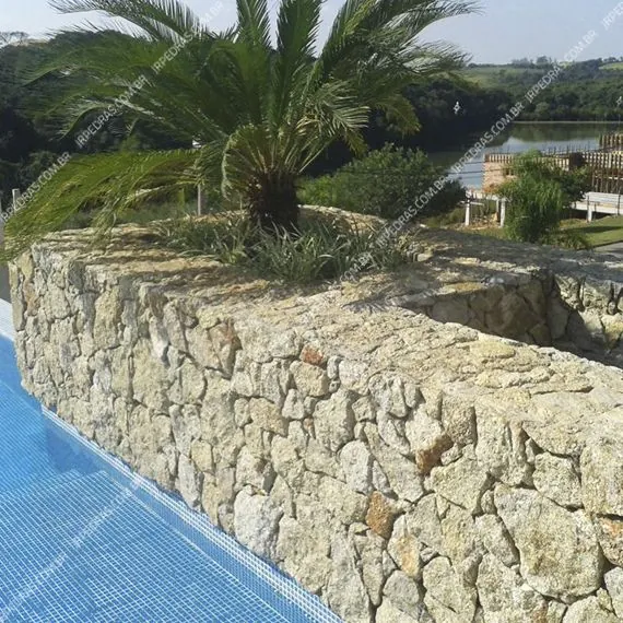 Revestimento em enrocamento para complementar o muro de praia em pedra
